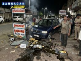 કાલાવડ: “ગાંઠિયા મોંઘા પડ્યા!” પાર્સલ માટે રાહ જોવાનું કહેતા જ ગ્રાહકે લારીમાં કાર ઠોકી દીધી